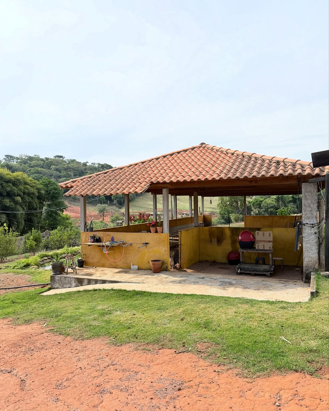🌿 Um refúgio onde o conforto encontra a natureza.São 9,43 hectares de encanto, com cada detalhe (4)-min